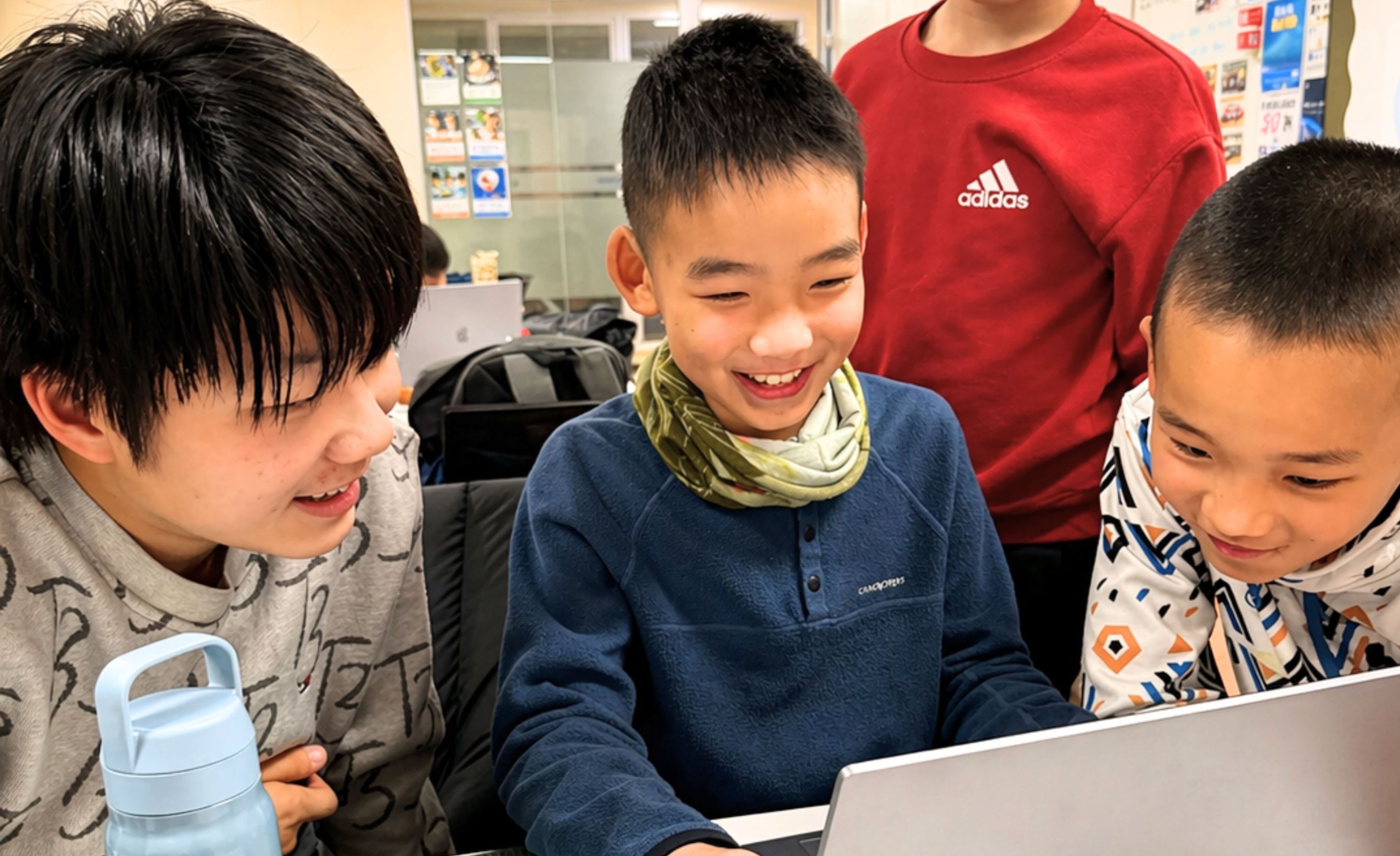 孩子使用AI完成项目