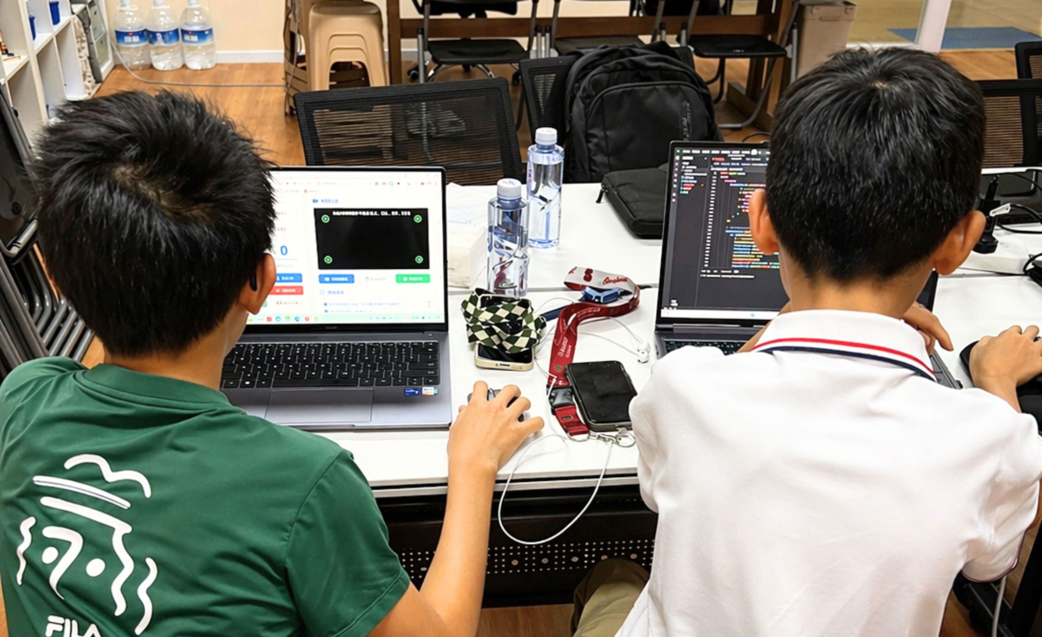 学生进行项目路演
