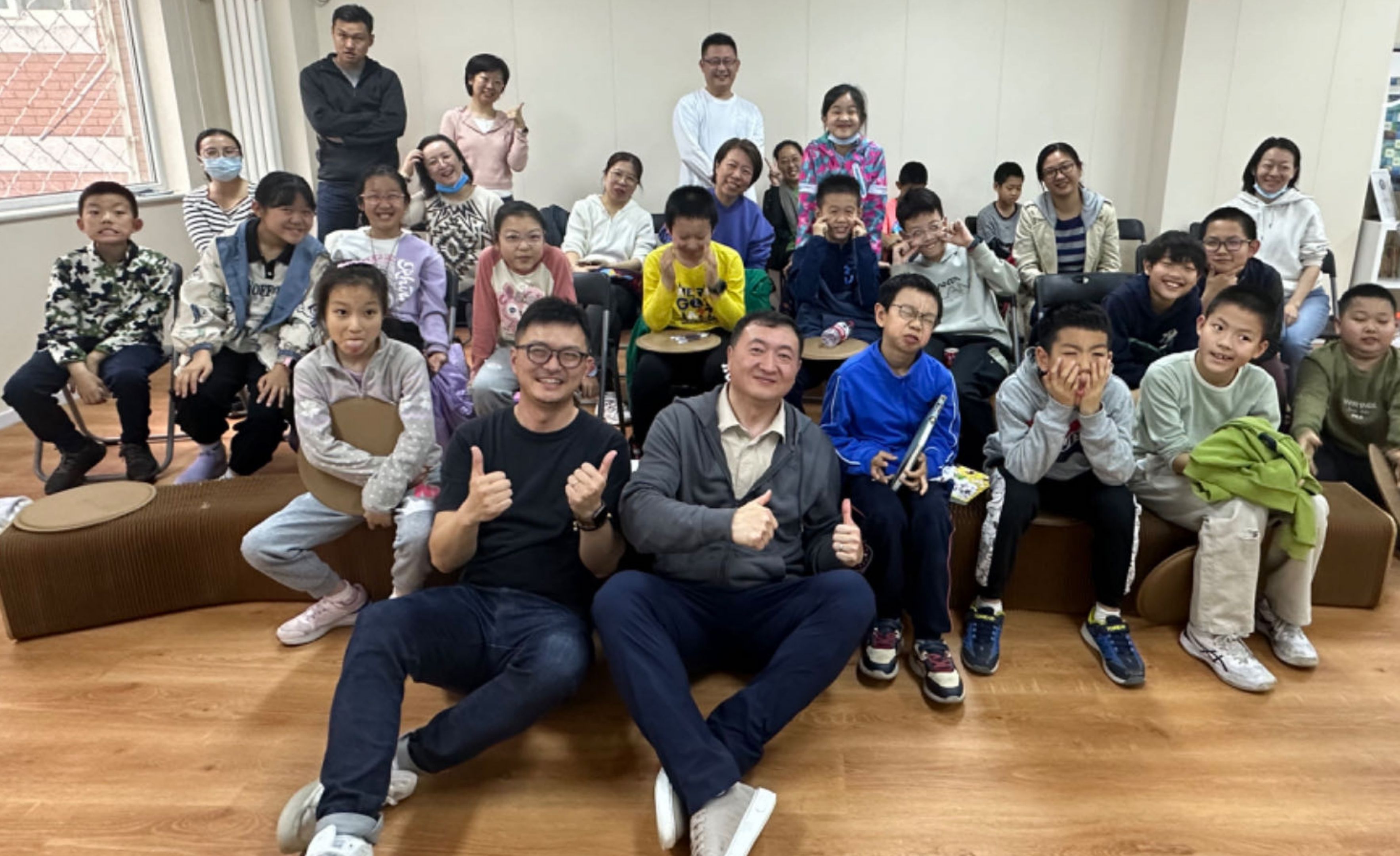 孩子参与科学课题实验